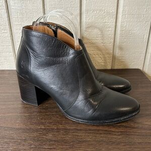 Frye Nora Heeled Ankle Boots in Black, size 8.